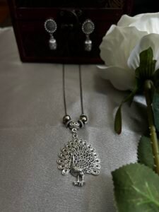 Oxidixed long necklace (peacock)